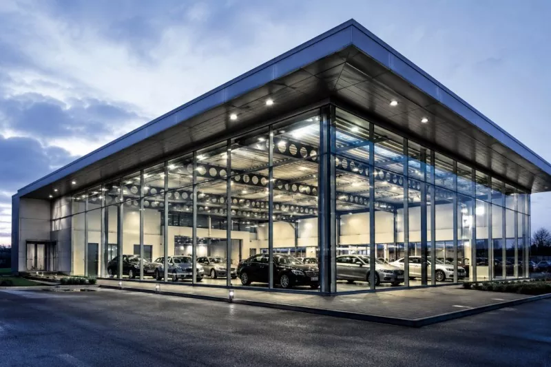 Vim li cas Qhov Loj-Span Tsim Qhov Tseem Ceeb ntawm Steel Ncej Tsheb Showroom Siv?