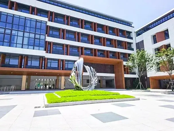 Lub Tsev Kawm Ntawv Lub Teeb Steel
